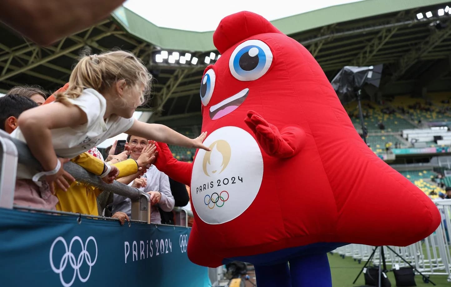 1444x920_une-phryge-mascotte-des-jeux-olympiques-de-paris-a-al-rencontre-du-public-avant-un-match-de-football-au-stade-de-la-beaujoire-a-nantes-le-27-juillet-2024